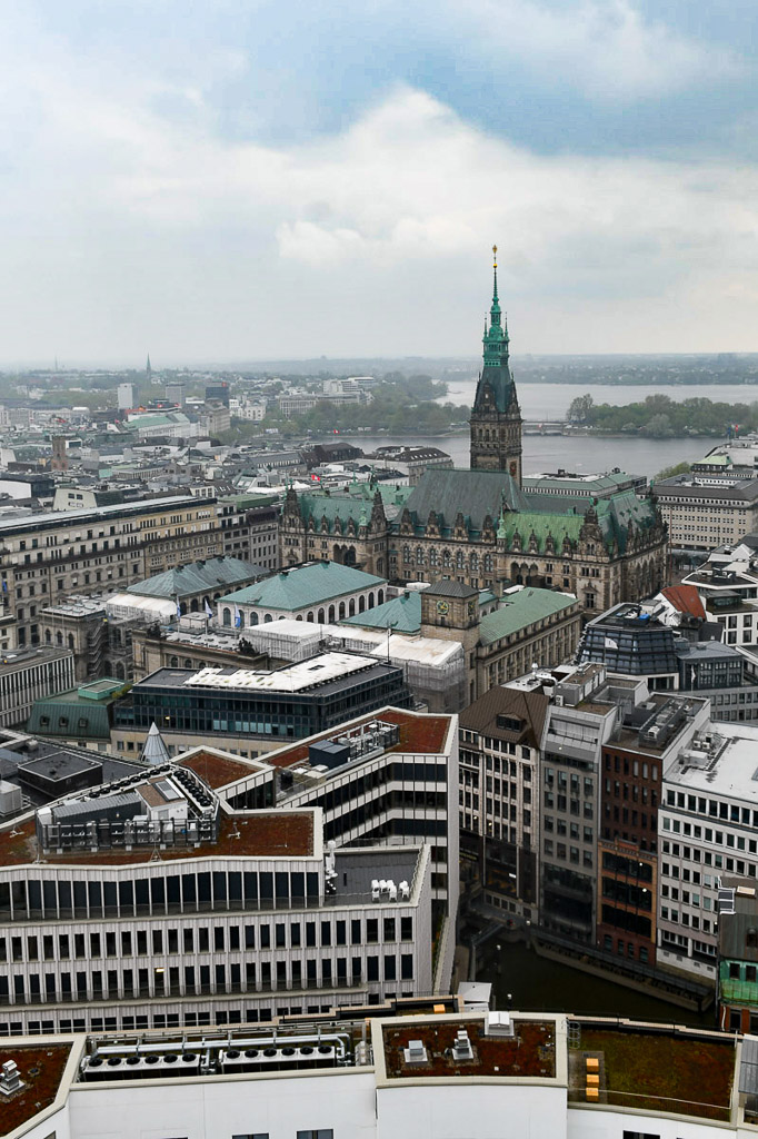 Blick auf den Rathausturm im Hochformat