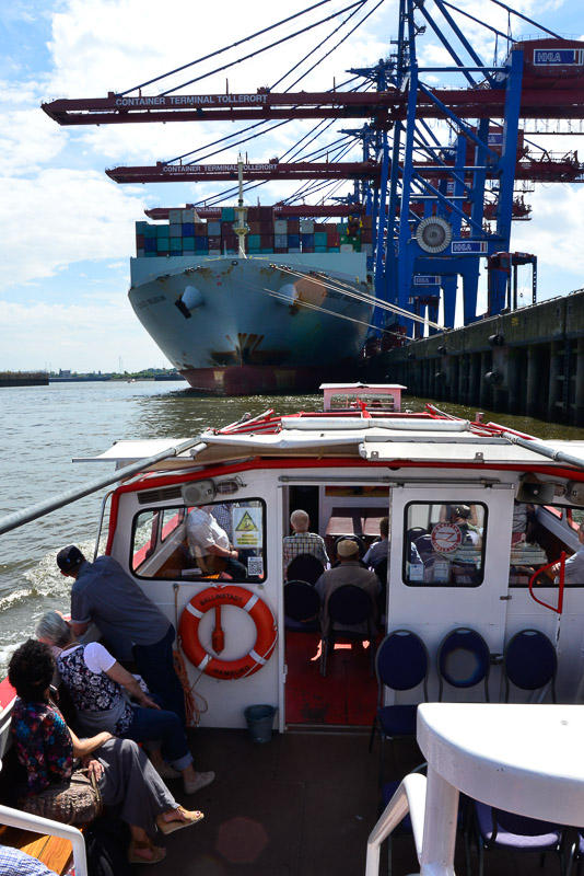 Blick auf ein Containerschiff vom Deck