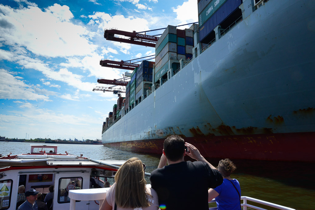 Containerschiff und Fahrgäste