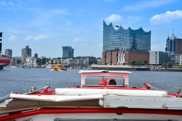 Elbphilharmonie vom Wasser aus
