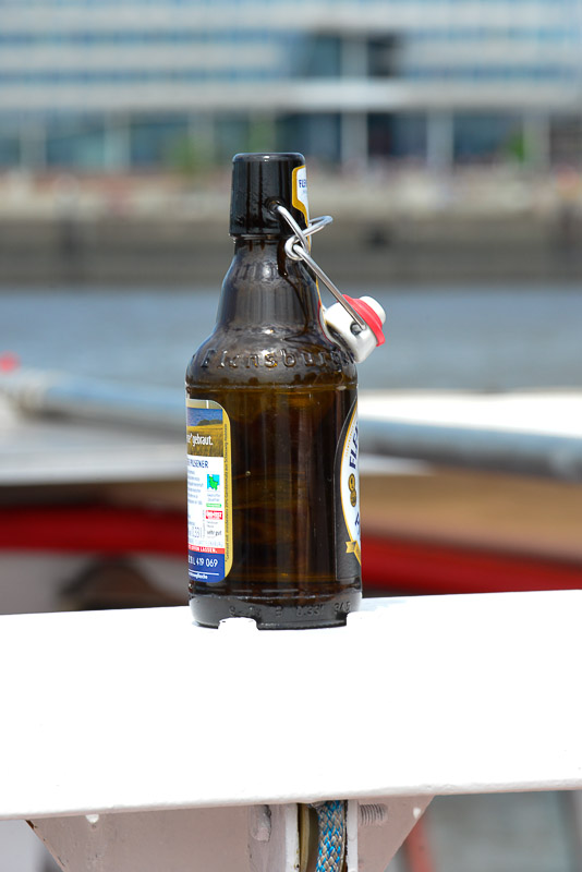 Flasche an Bord im Hochformat