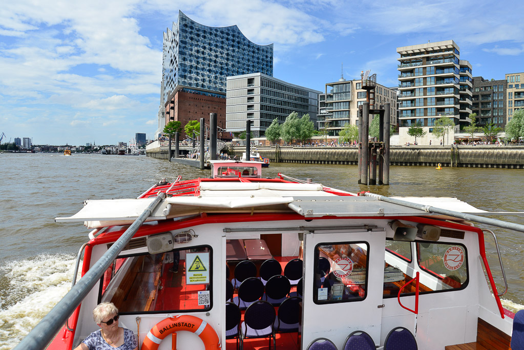 Barkasse und Elbphilharmonie