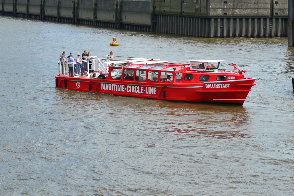 Barkasse auf der Elbe