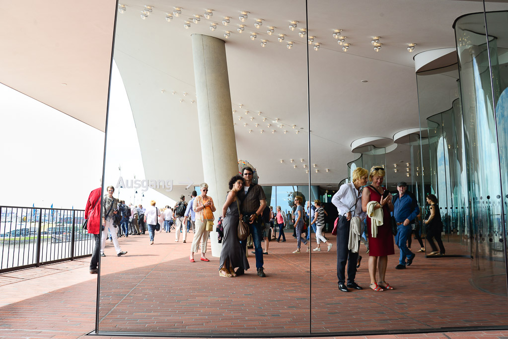 Besucher an der Glasfront der Elbphilharmonie