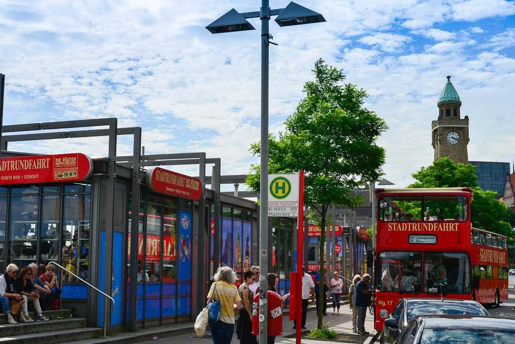 Landungsbrücken mit Doppeldecker-Bus