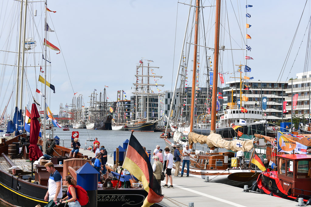 Großsegler mit Flaggen im Hafen