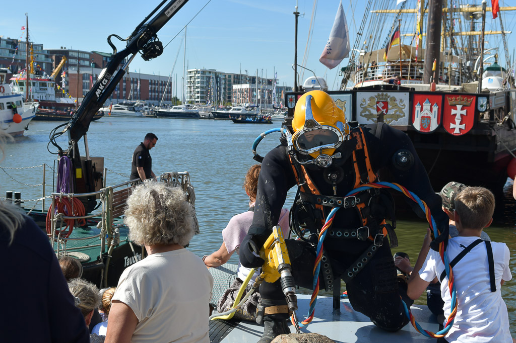 Schiffsarbeiten im Hafen
