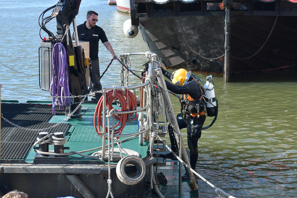 Schiffsarbeiten im Hafen