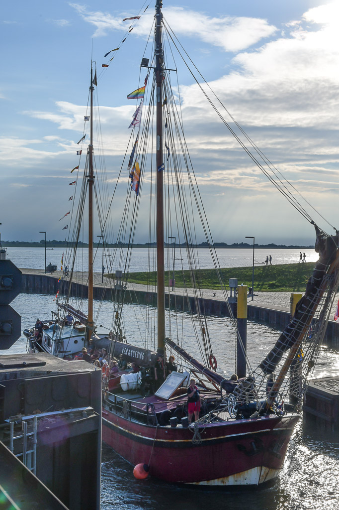 Großsegler auf der Weser im Hochformat