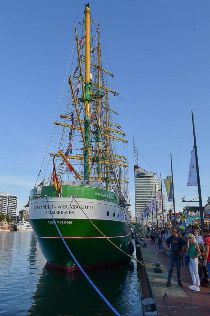 Schiffe im Hafen im Hochformat