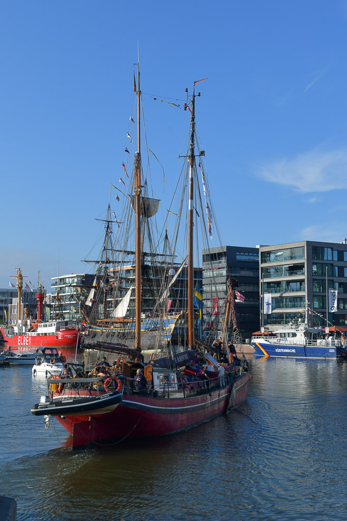 Segelschiffe im Hafen im Hochformat