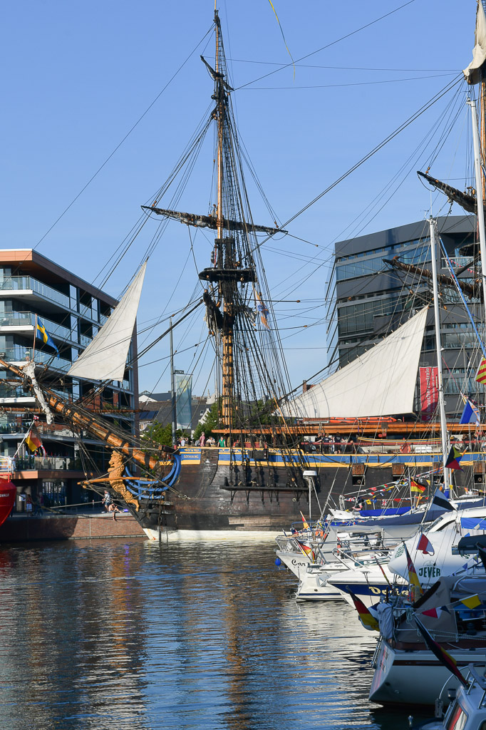 Segelschiffe im Hafen im Hochformat