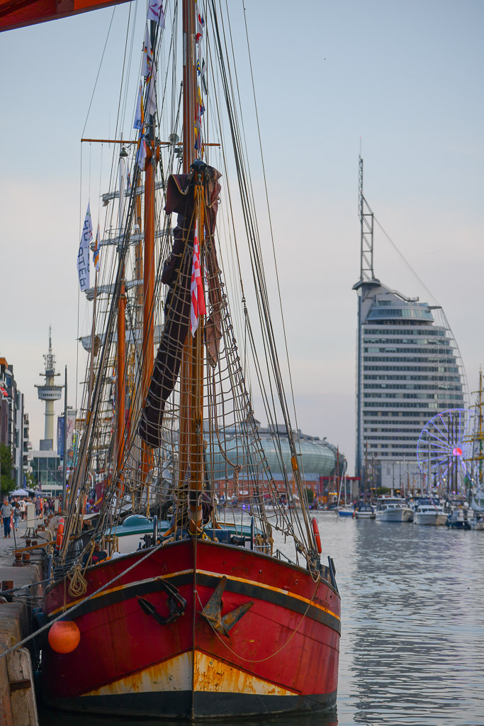 Schiffe im Neuen Hafen im Hochformat