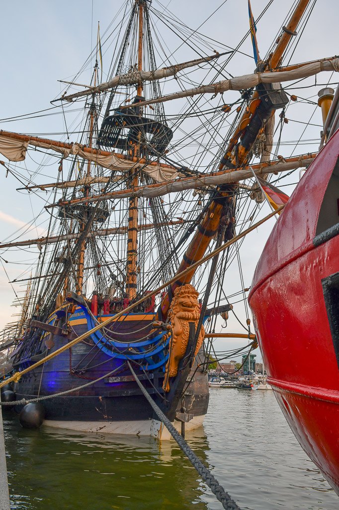 Schiffe im Neuen Hafen im Hochformat