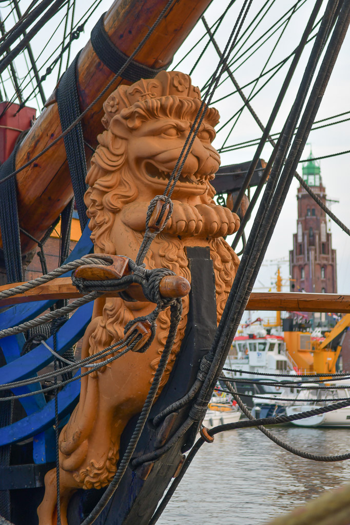 Schiffe im Neuen Hafen im Hochformat