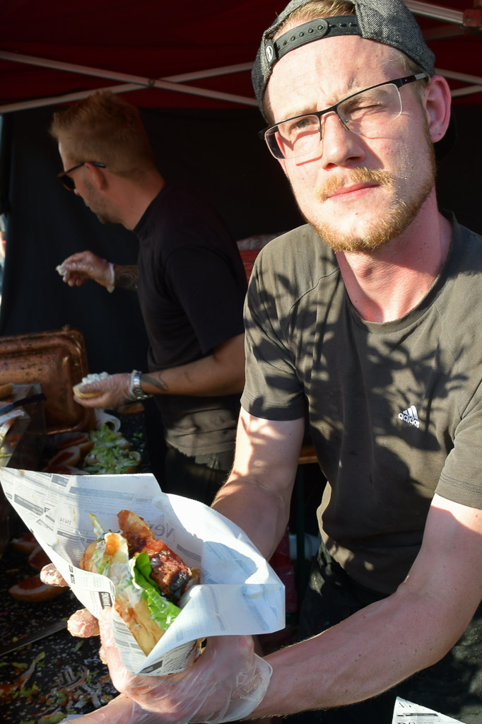 Street-Food-Stände und Grill im Hochformat