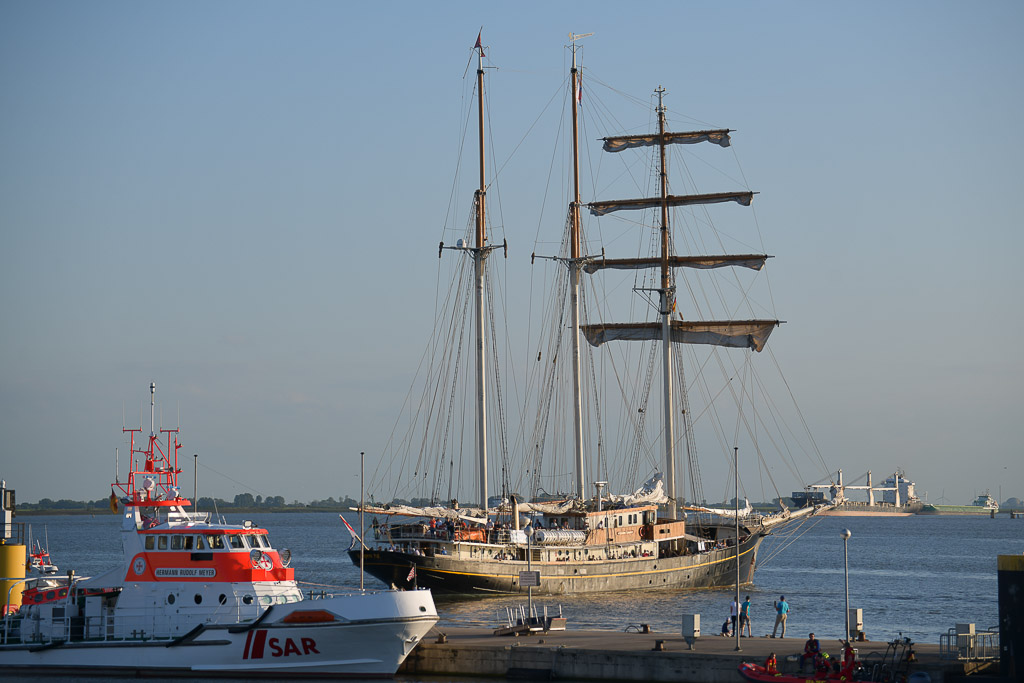 Segelschiff mit Seenotretter
