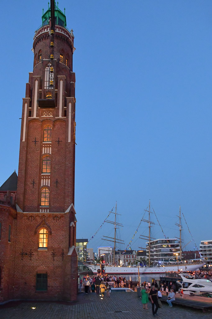 Hafen im Abendlicht im Hochformat