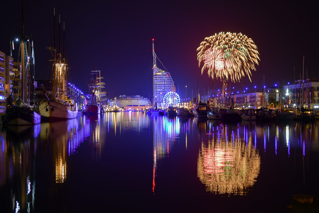 Höhenfeuerwerk über dem Hafen