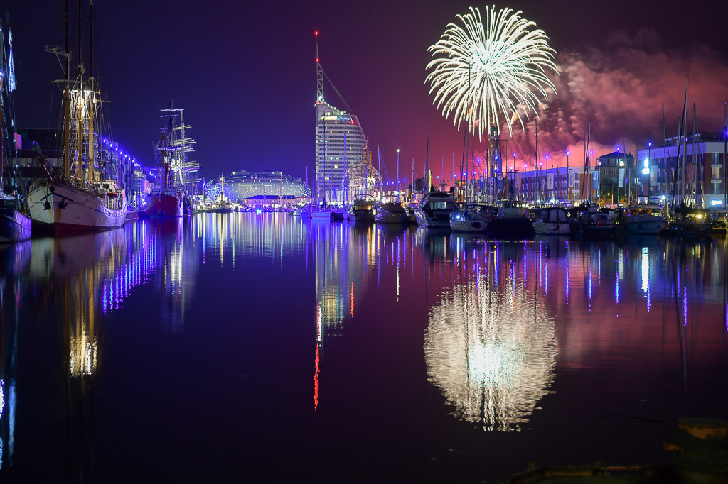 Höhenfeuerwerk über dem Hafen