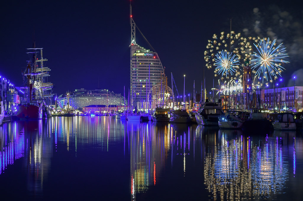 Höhenfeuerwerk über dem Hafen