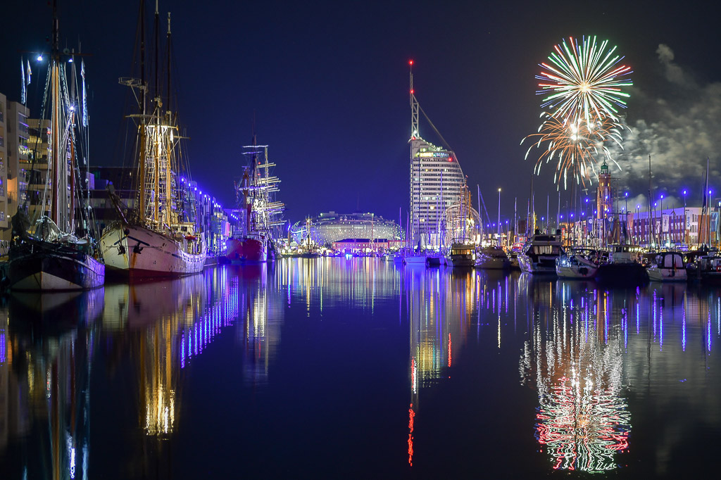 Höhenfeuerwerk über dem Hafen