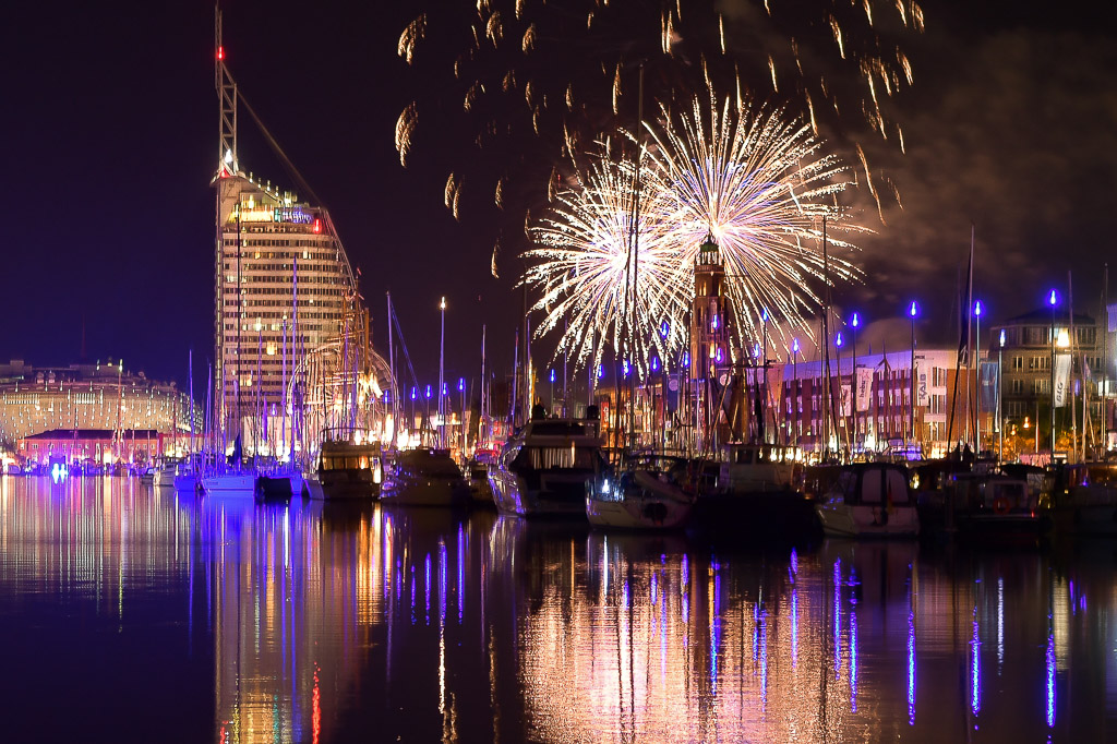 Höhenfeuerwerk über dem Hafen