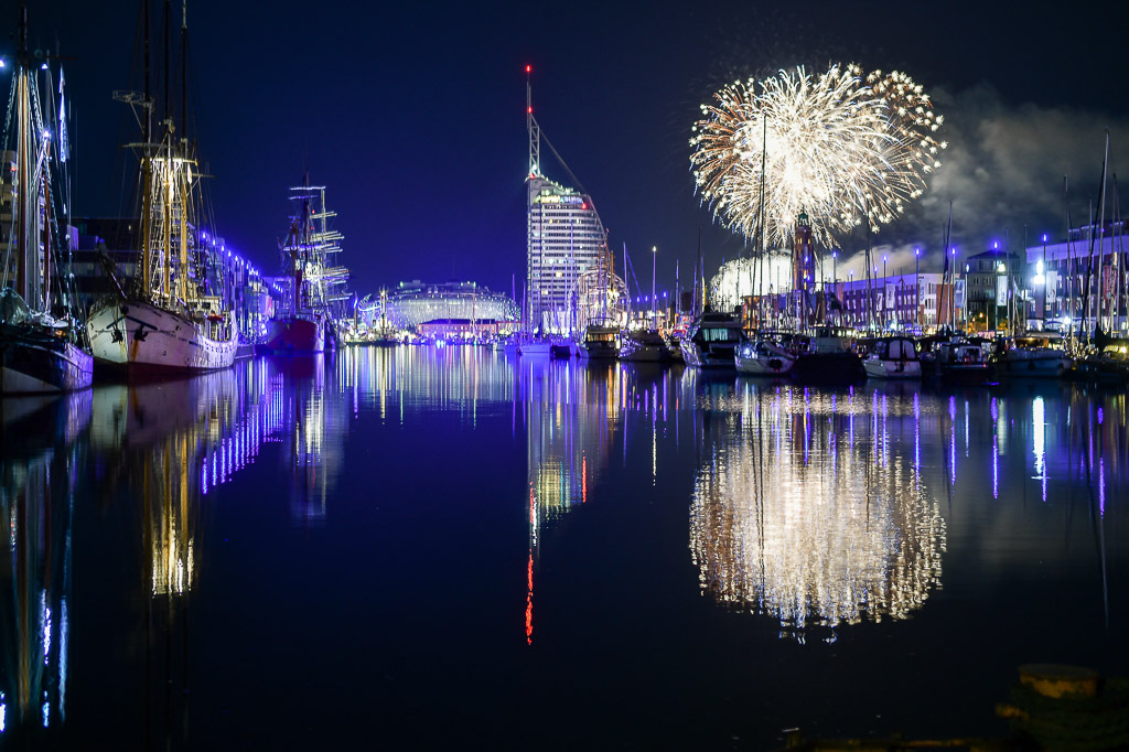 Höhenfeuerwerk über dem Hafen