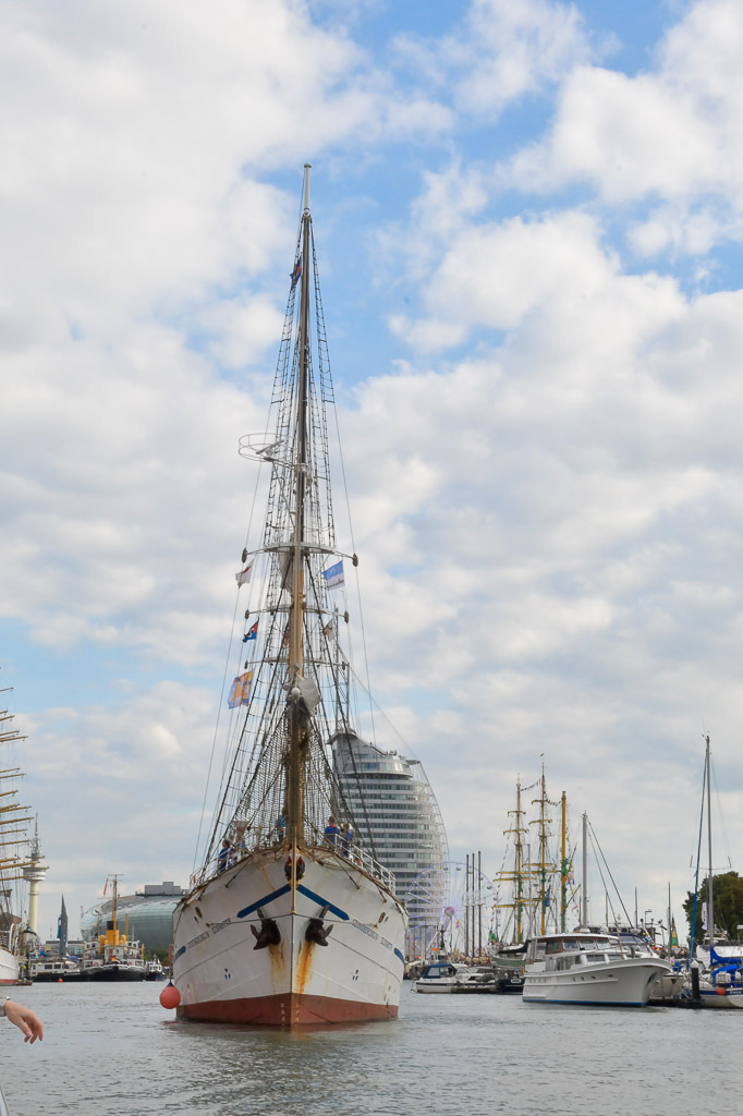 Schiffe im Hafen im Hochformat
