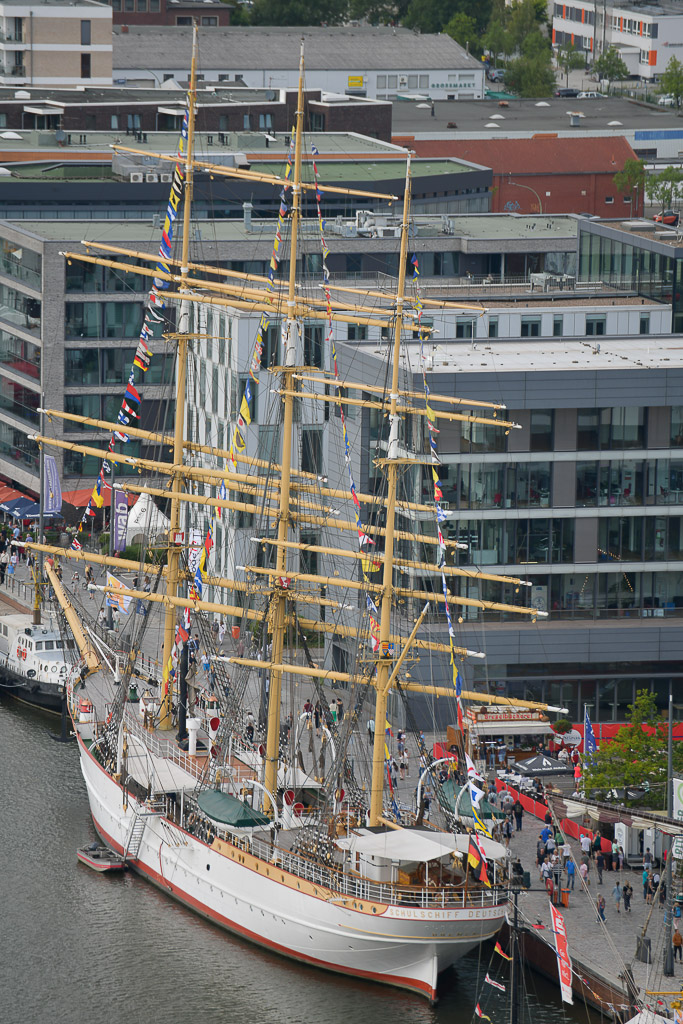 Schiffe im Hafen im Hochformat