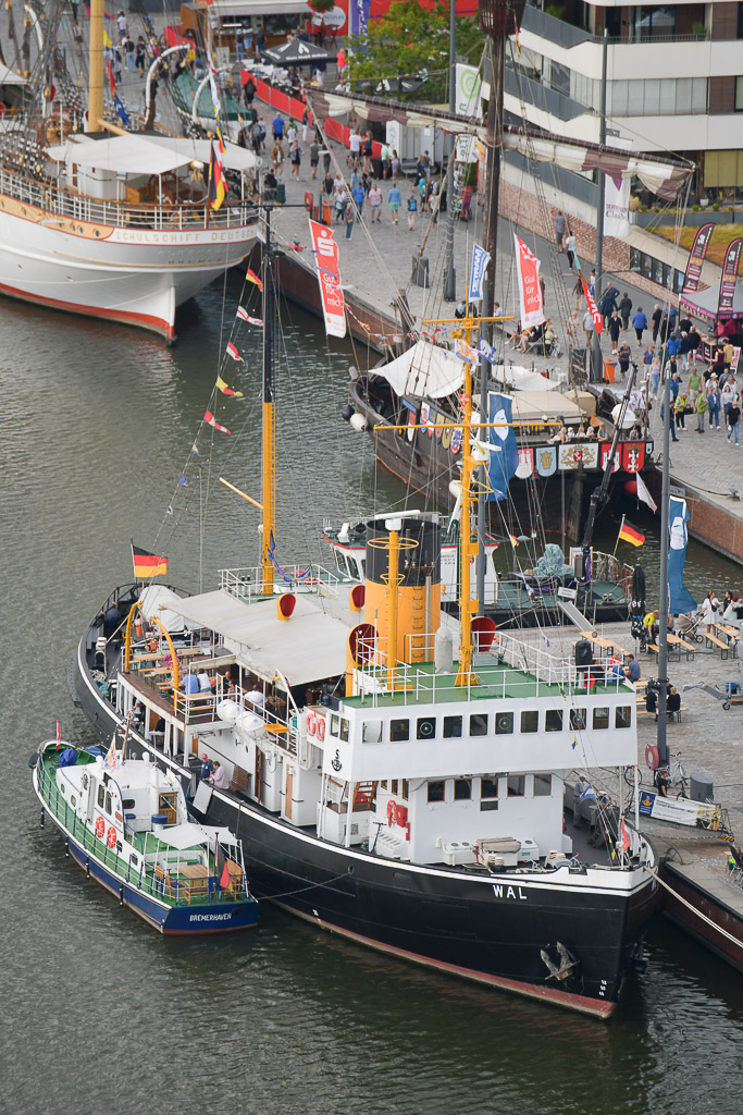 Luftbild vom Hafen und Festgelände im Hochformat