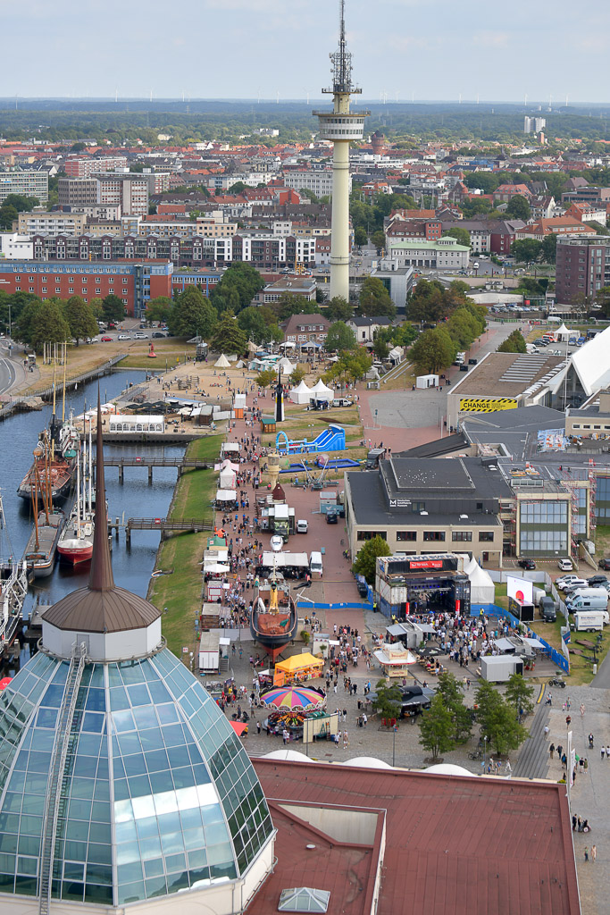 Luftbild vom Hafen und Festgelände im Hochformat