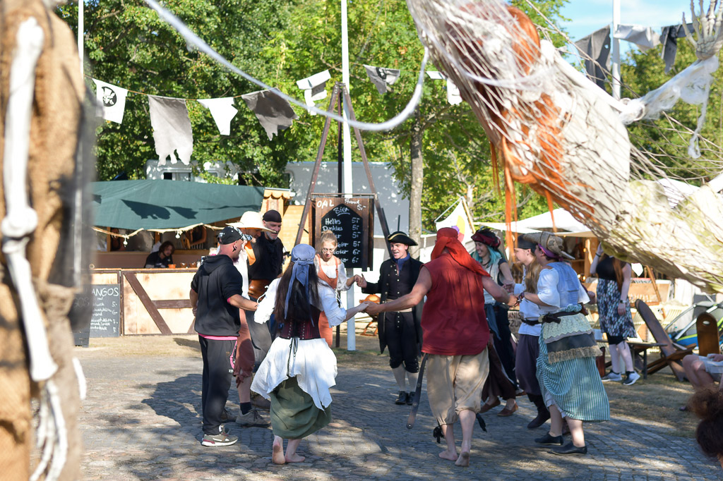 Freibeuterdorf mit Besuchern