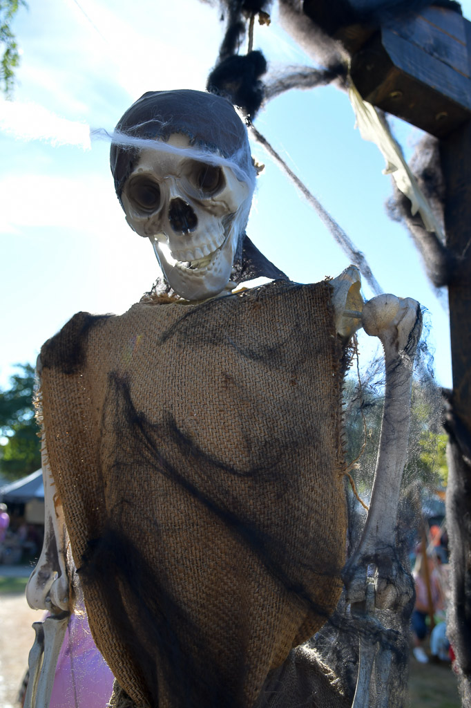Totenkopf-Figur im Freibeuterdorf im Hochformat