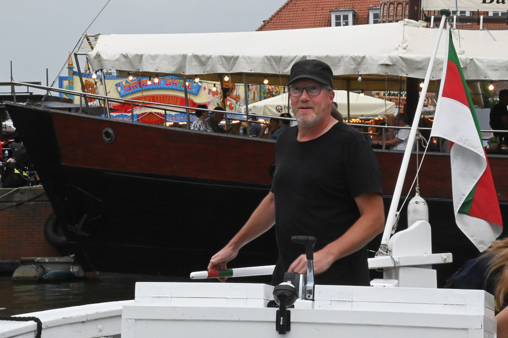 Skipper am Steuer