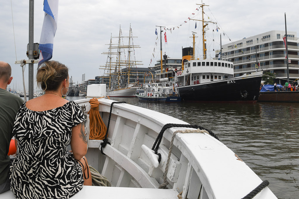 Segelschiffe und Fahrgäste