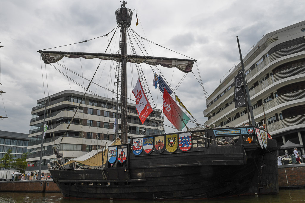 Großsegler und Piratenschiff im Hafen