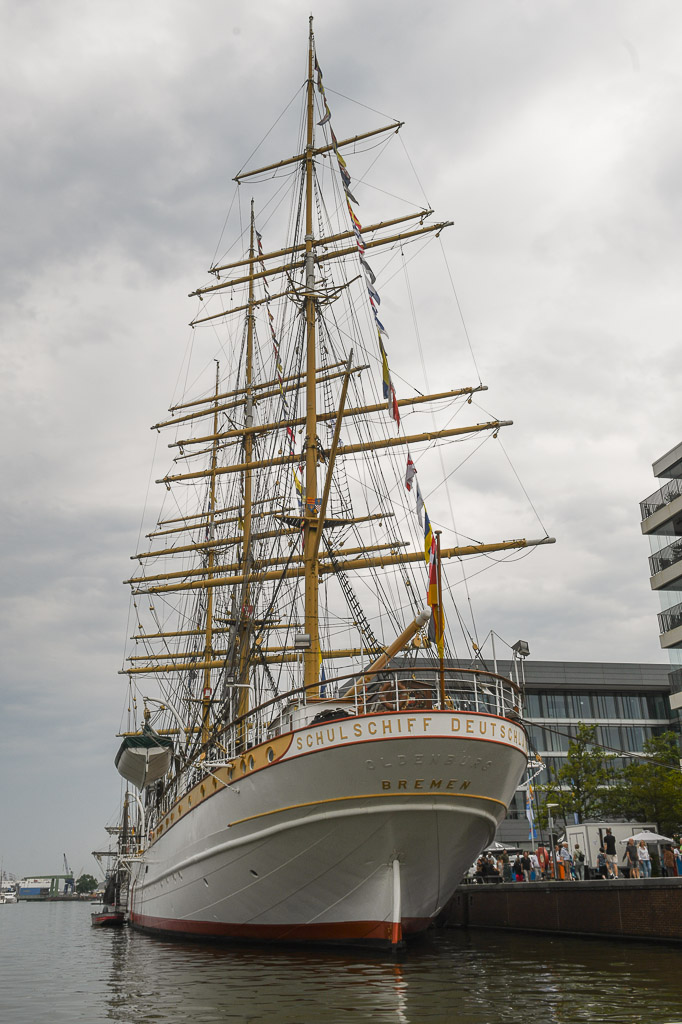 Großsegler und Piratenschiff im Hafen im Hochformat