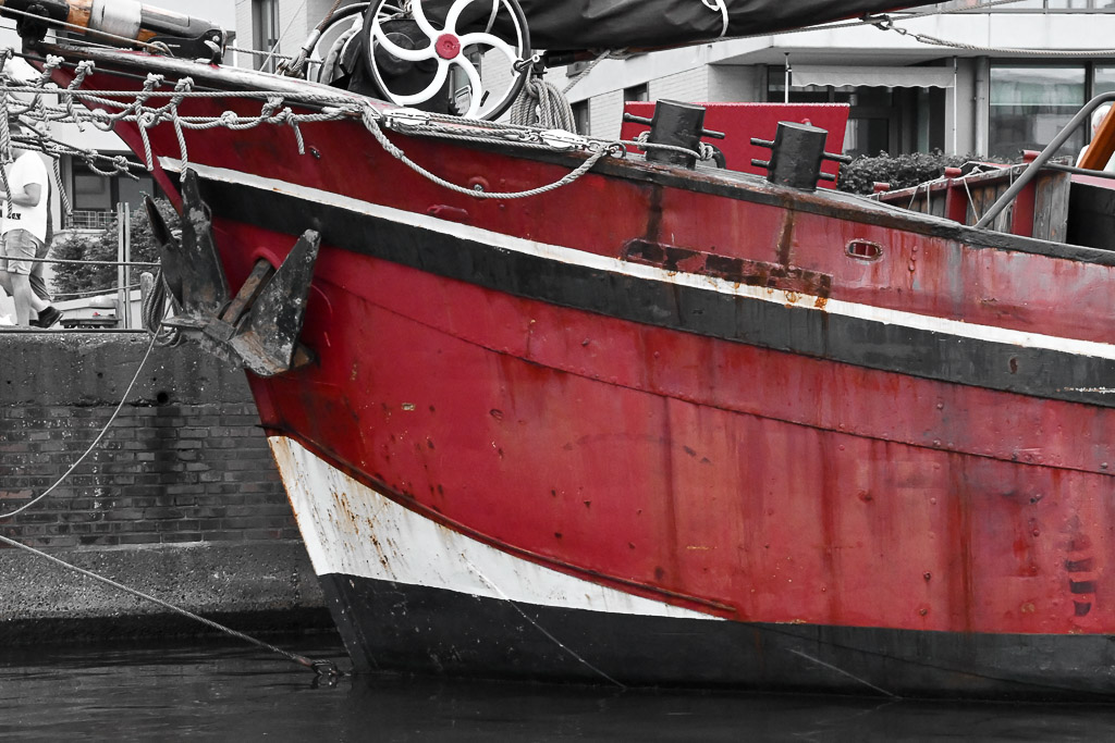 Großsegler und Piratenschiff im Hafen