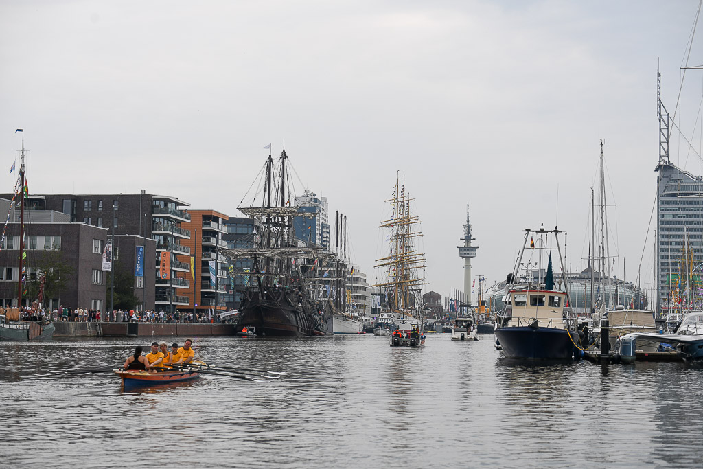 Großsegler und Piratenschiff im Hafen