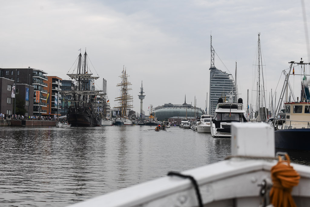 Großsegler und Piratenschiff im Hafen