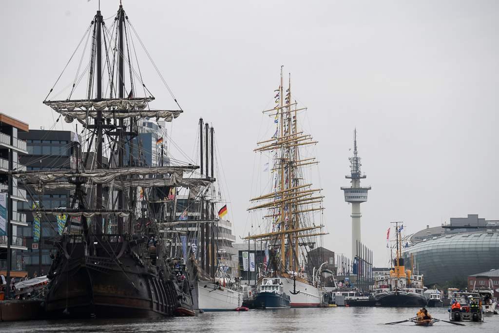 Großsegler und Piratenschiff im Hafen