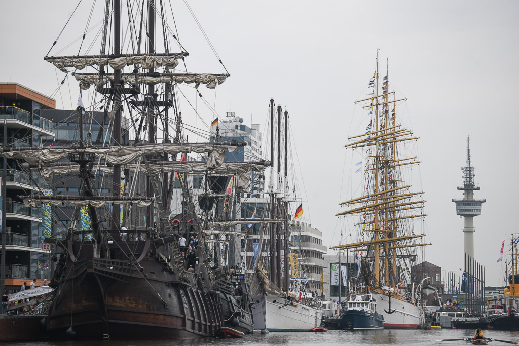 Großsegler und Piratenschiff im Hafen