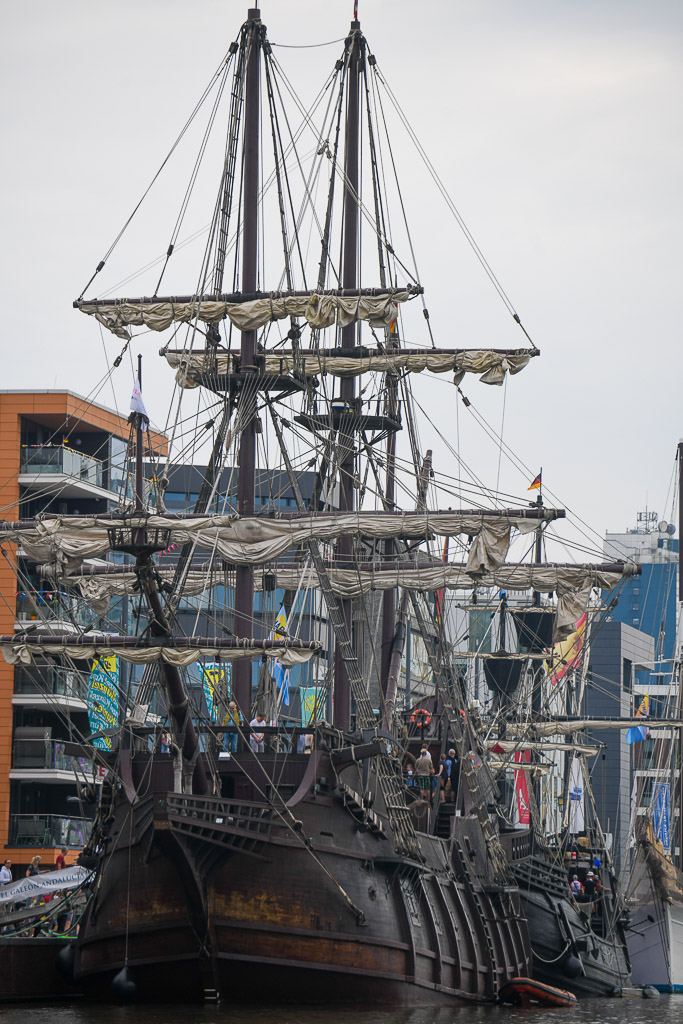 Großsegler und Piratenschiff im Hafen im Hochformat