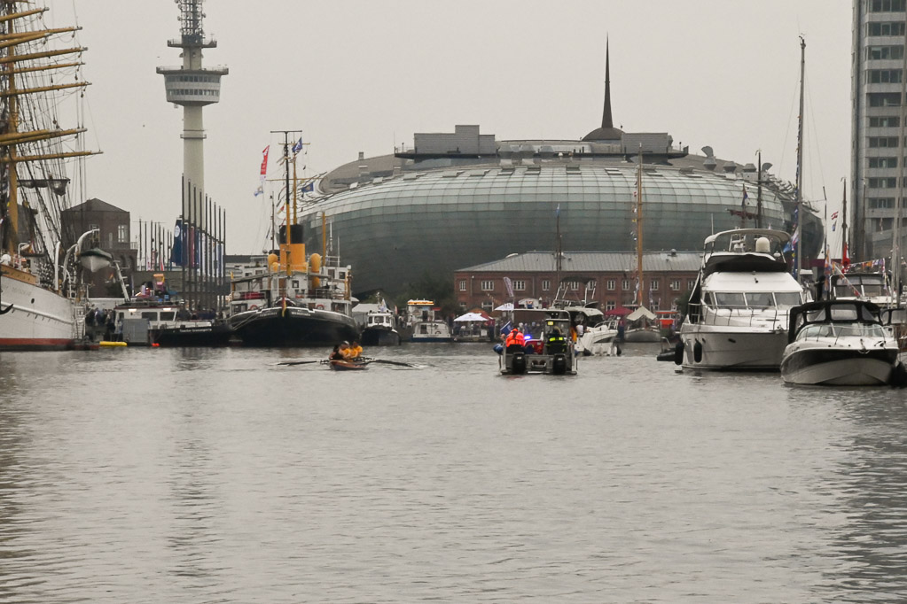 Großsegler und Piratenschiff im Hafen
