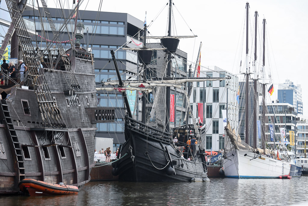 Großsegler und Piratenschiff im Hafen