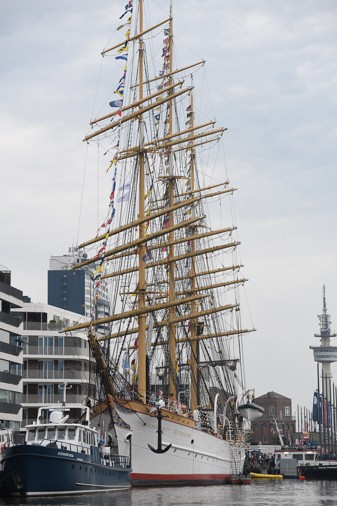 Großsegler im Hafen im Hochformat