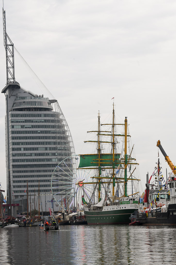 Großsegler im Hafen im Hochformat
