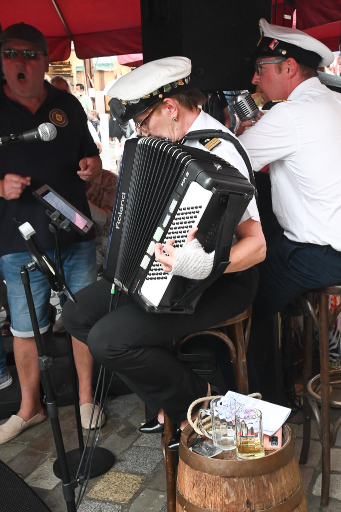 Musiker mit Akkordeon im Hochformat