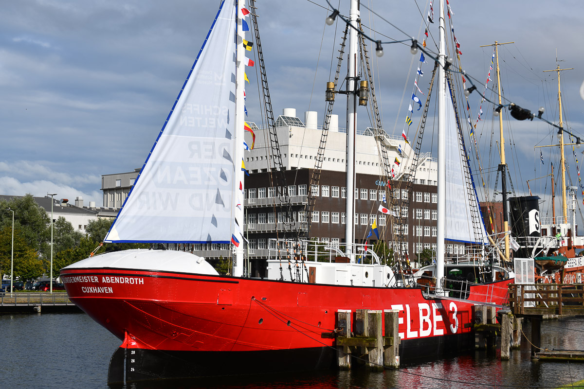 Feuerschiff Elbe 3 vor einem Hochhaus